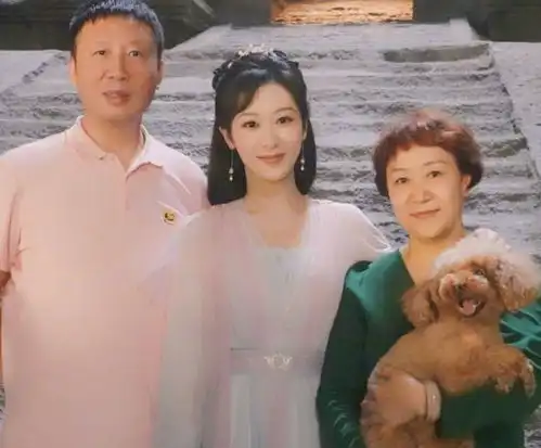 杨紫晒度假照,穿拖鞋在海边散步荡秋千,自拍巴掌脸又小又美