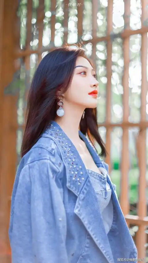 景甜牛仔套装真抢眼长发飘飘深情回眸,司藤小姐气质满分