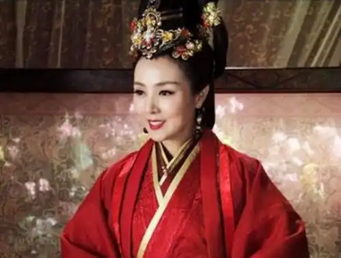 她是首位春晚英语主持,成名后抛夫弃女,情感经历堪称梦幻