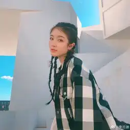 组图李兰迪编发造型变身酷女孩黑色紧身连衣裙显窈窕身材
