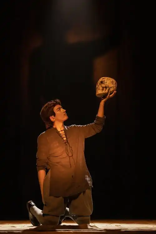 上戏第一个西藏表演本科班,毕业大戏哈姆雷特火了
