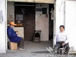 老夫妻蜗居公厕8年打工兑现还债承诺