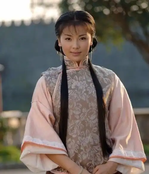 她15岁当兵,29岁闪婚嫁入豪门,遭遇丈夫破产,现成保险代言人,家喻户晓,她的感悟是...
