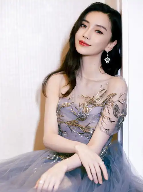 杨颖工作室晒baby出席活动生图,被铁粉吐槽你可以学学鞠婧祎家
