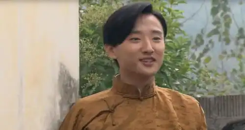 新版红楼梦中饰演过贾宝玉的于小彤,如今在冰火凤中大改优雅风