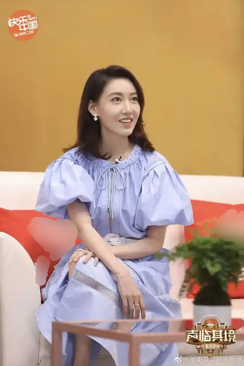 组图高露身着淡蓝色泡泡袖连衣裙气质优雅甜笑比心清新可爱
