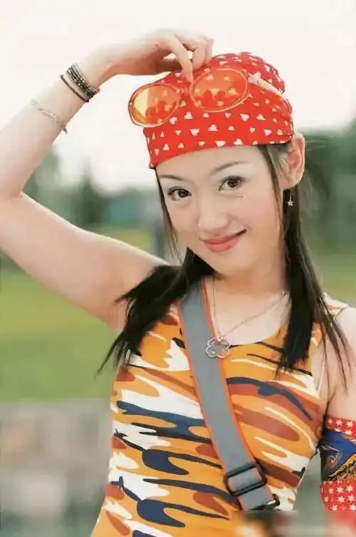 哈妹薛佳凝晒旧照否认恋情,长发飘飘很可爱,如今颜值崩坏
