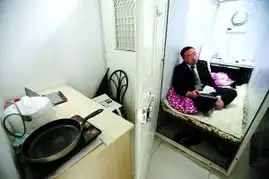 两求职者开始胶囊生活没有活动空间

