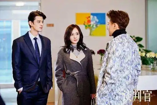 老实说,江疏影恋爱先生的造型比杨幂谈判官里好太多