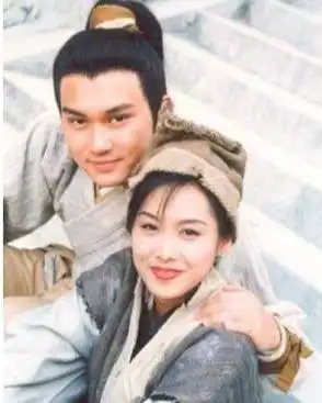 五个版本的黄蓉都扮成了小叫花子,周迅造型灵动翁美玲最还原原著
