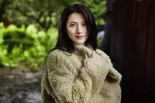 隋俊波的百变造型,没有让她火,反而是郝冬梅让她大火,why
