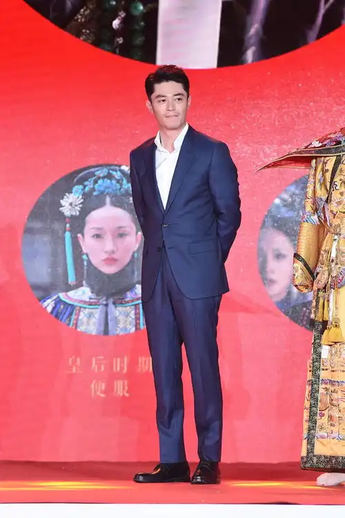 40岁霍建华新年首亮相一改老干部风格,终于穿得鲜肉了
