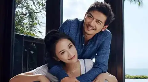 36岁小包总杨烁结婚9年一儿一女,娇妻是我们熟悉的女神
