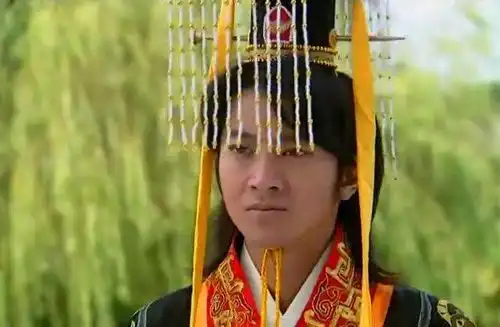 他是一位下狱过的皇帝,为爱执着,冒风险为原配正名下了一个命令