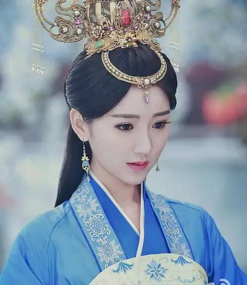 分手之后的毛晓彤出席某活动,惊艳亮相的她却被网友吐槽显老
