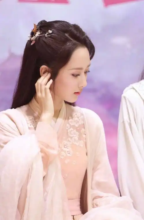 她们长得美,衣服也好看,这几位明星,还真是角色即绝色杨幂
