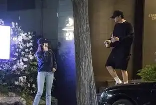 娱乐圈又一童年男神恋情曝光,与小17岁的女友街边甜蜜互动