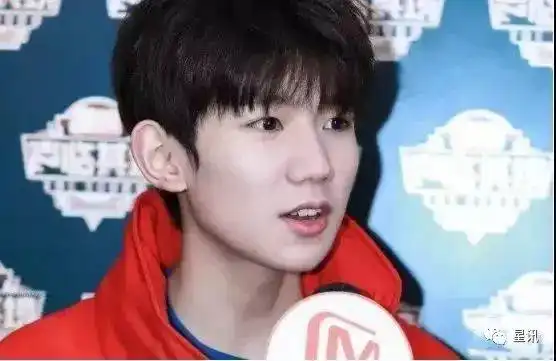 tfboys晒新年开工照,易烊千玺脸上带伤认真看剧本