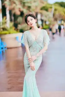 服了古力娜扎了,穿v领连衣裙摆造型很美,气场全开
