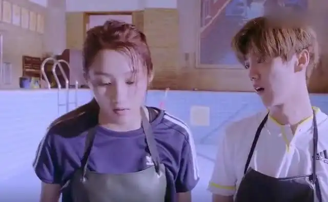 甜蜜暴击关晓彤鹿晗泳池受罚泼水嬉戏真是太甜了
