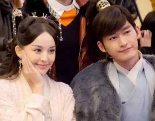 古力娜扎晒自拍,窗帘和沙发都是张翰家的摆设,网友你俩别藏了