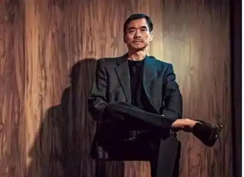 香港黑帮胡须勇去世,为何警方派上百名警察,前来维持秩序
