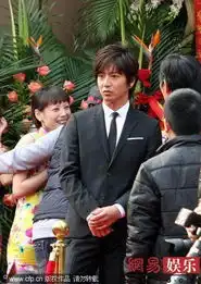 木村拓哉新剧演社长专人侍奉补妆遭遇千粉丝围堵