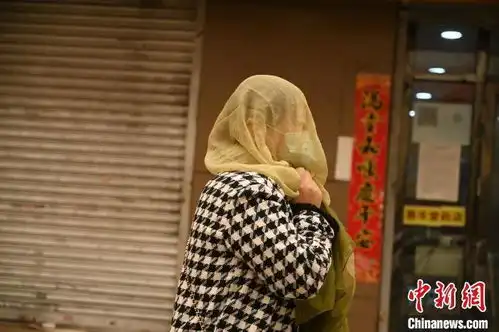 呼和浩特遭遇强沙尘天气天空变黄空气污染指数爆表
