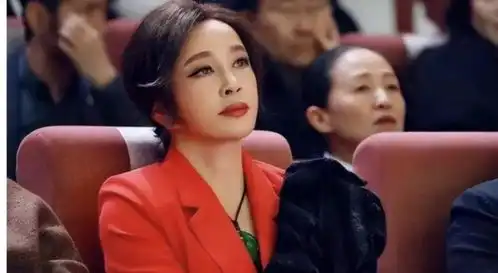 好家伙,73岁刘晓庆被曝离婚后有8个男友,我要笑晕在评论区
