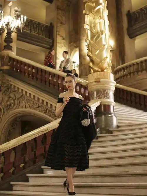 这部剧开播了,到底它能不能比得上14年前穿prada的女王
