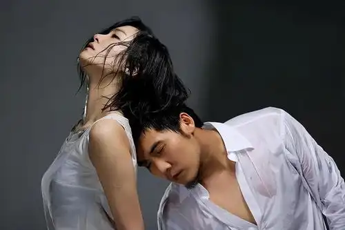 王传君宣布和齐溪的恋情,两人曾被拍到带着女孩,疑似已隐婚生女