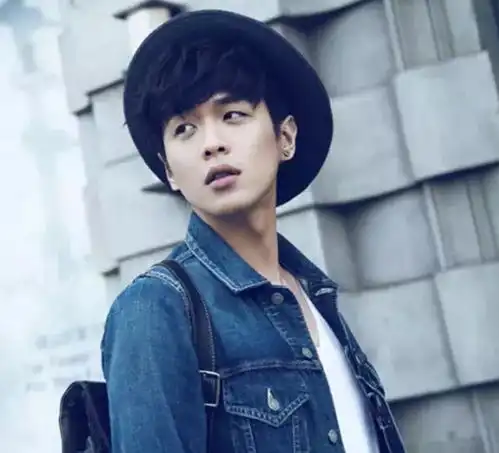 张若昀耳环比女朋友还夸张,黄子韬最霸气,可还是比不过章子怡