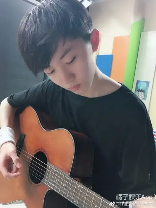 马嘉祺曾出演快乐星球现是tfboys师弟,15岁多才多艺
