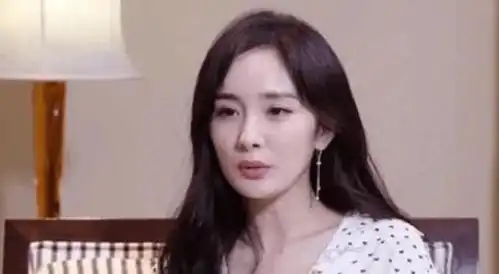 杨幂自曝上学无人敢表白,看到初中旧照后,这长相谁受得了
