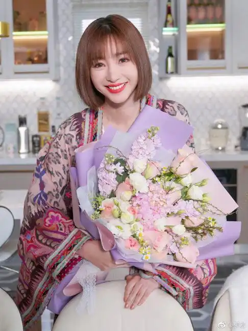 40岁柳岩和娜扎同框比美,皮肤饱满似同龄人,短发美到认不出