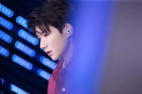 王源再被狗仔偷拍,深夜与朋友聚会竟是谈工作顶流的自觉