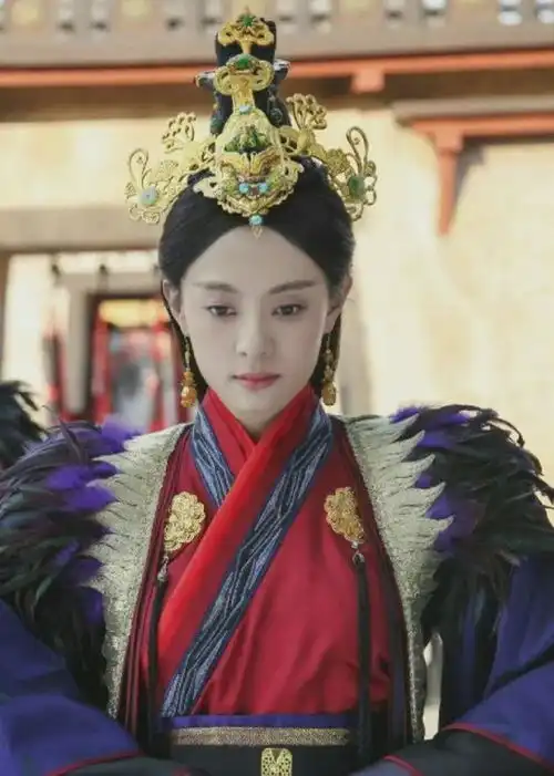 孙俪刚出道那几年,眼睛不大,脸型也好看