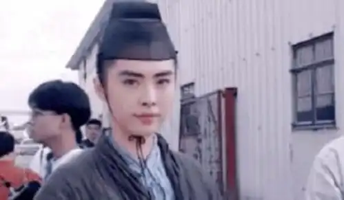 王祖贤当年是有多风光在她旁边的小记者,如今成一线巨星
