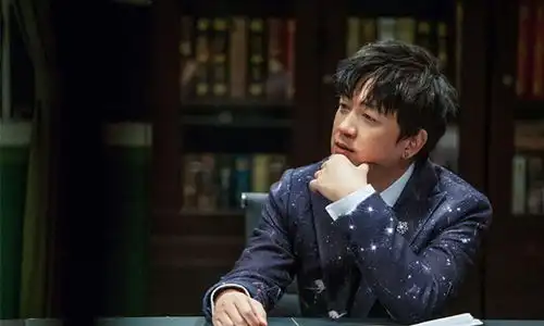 潘粤明多才多艺,亲自为鬼吹灯片头题字,引网友称赞