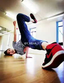 长腿女神爱健身倒立平板支撑游刃有余