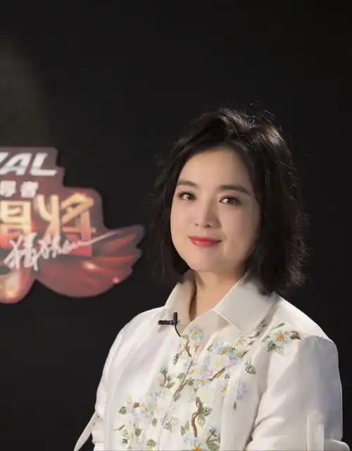 歌手白雪与李健罕见同框,45岁的她老态尽显,脸上除了皱纹就是肉