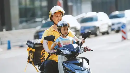 中国飞侠上映,许君聪变身外卖小哥,像极了当幸福来敲门
