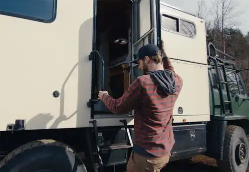 他低价买下1990年废旧卡车,豪装成12㎡蜗居,流浪生活已4年
