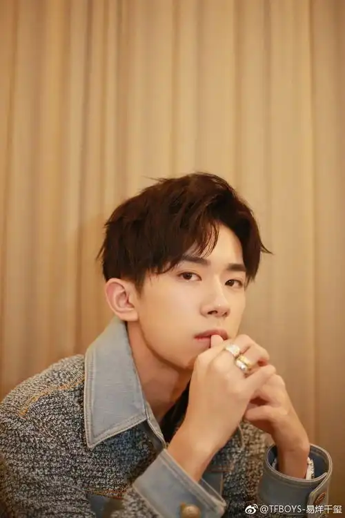 画风清奇的少年易烊千玺塑料桶泡脚,jasper化身美妆博主