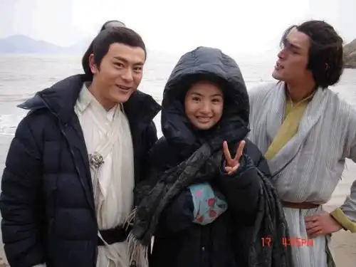 明星爆笑片场照曝光刘诗诗林依晨搞怪穿越
