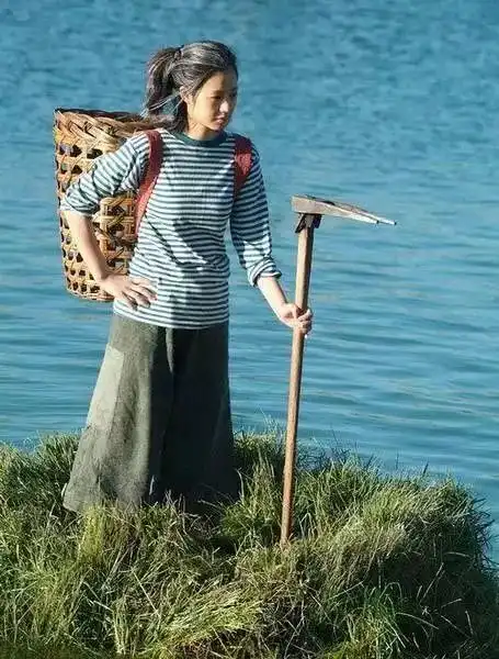 55岁的姜文和40岁温州妻子近照曝光她美到窒息
