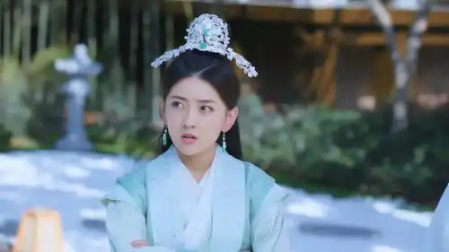 双世宠妃2小檀错把流觞认成墨连城,二人树下拥吻恰巧被城城看见
