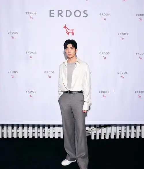 佩服井柏然的勇气,靠183的个子撑起牛仔装,配卷发慵懒率性