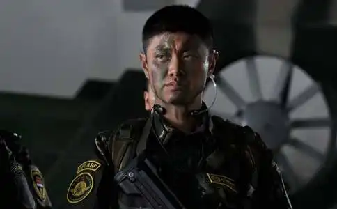 拍1部戏要用8个替身,还让剧组等他6个月,却无人说他耍大牌
