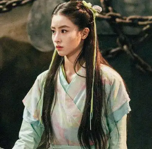 最不适合古装剧的演员,不仅毁了小龙女,现在还想毁赵灵儿
